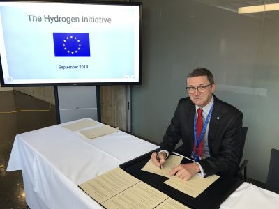 Andreas Frömmel, VP Sales & Marketing, unterzeichnet Deklaration „The Hydrogen Initiative“ bei der Energiekonferenz „Charge for Change: Innovative Technologies for Energy Intensive Industries“ in Linz